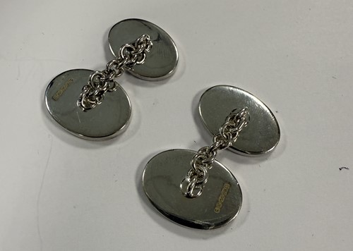 Lot 303 - Theo Fennell - A silver keyring and a pair of silver and enamel cuff links