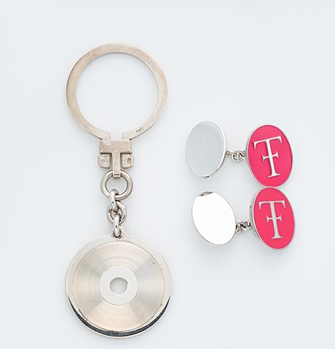 Lot 303 - Theo Fennell - A silver keyring and a pair of silver and enamel cuff links