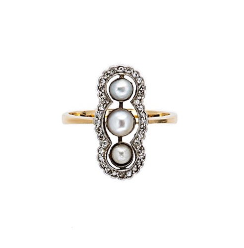Lot 46 - An early 20th century pearl and diamond ring