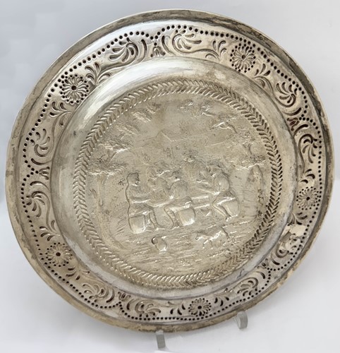 Lot 468 - A William IV silver decorative plate