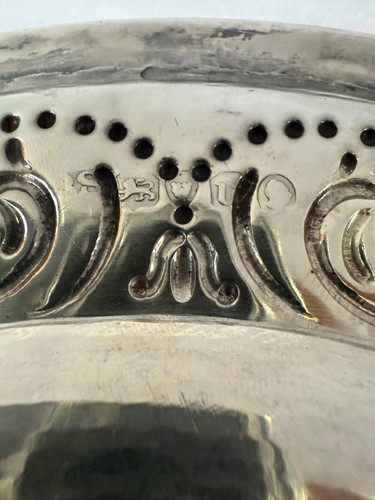 Lot 468 - A William IV silver decorative plate