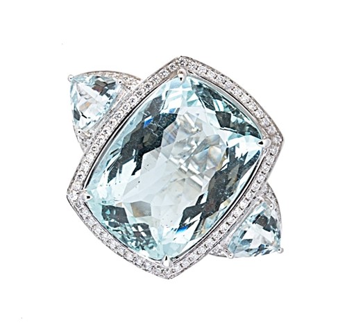 Lot 171 - An aquamarine and diamond cocktail style ring