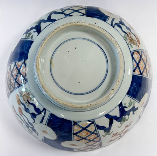 Lot 22 - A Chinese Imari porcelain large fruit bowl, circa 1720-40