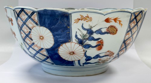 Lot 22 - A Chinese Imari porcelain large fruit bowl, circa 1720-40