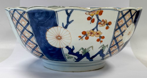 Lot 22 - A Chinese Imari porcelain large fruit bowl, circa 1720-40