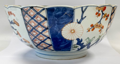 Lot 22 - A Chinese Imari porcelain large fruit bowl, circa 1720-40