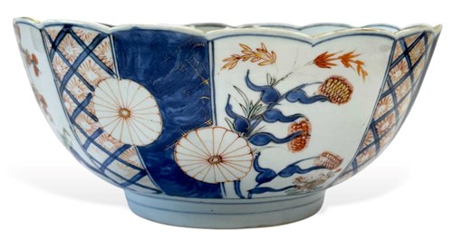Lot 22 - A Chinese Imari porcelain large fruit bowl, circa 1720-40