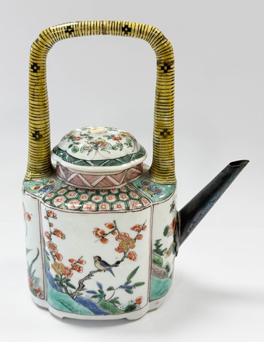 Lot 3 - A Chinese famille verte porcelain wine pot and cover, Kangxi Emperor (1662-1722)