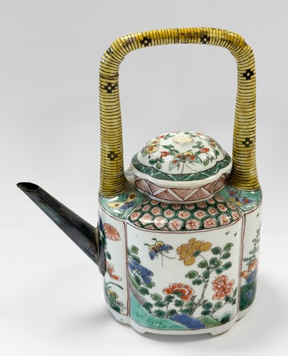 Lot 3 - A Chinese famille verte porcelain wine pot and cover, Kangxi Emperor (1662-1722)
