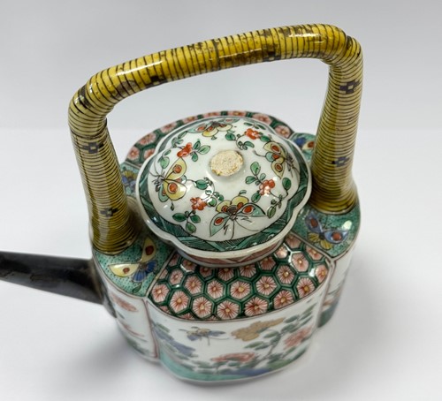 Lot 3 - A Chinese famille verte porcelain wine pot and cover, Kangxi Emperor (1662-1722)