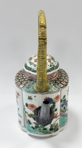 Lot 3 - A Chinese famille verte porcelain wine pot and cover, Kangxi Emperor (1662-1722)