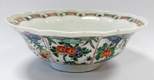 Lot 5 - A Chinese famille verte lobed circular bowl, Kangxi Emperor (1662-1722)