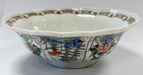 Lot 5 - A Chinese famille verte lobed circular bowl, Kangxi Emperor (1662-1722)