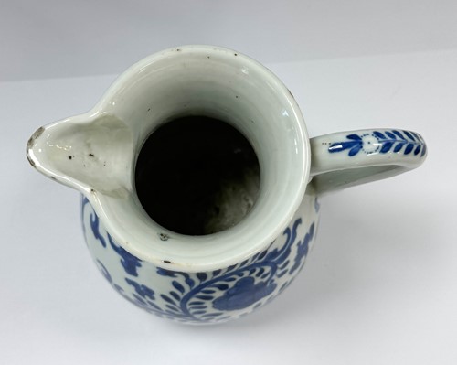 Lot 2 - A Chinese blue and white export porcelain beer jug, Kangxi Emperor (1662-1722)