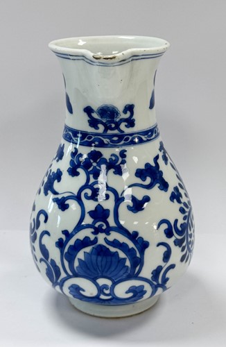 Lot 2 - A Chinese blue and white export porcelain beer jug, Kangxi Emperor (1662-1722)