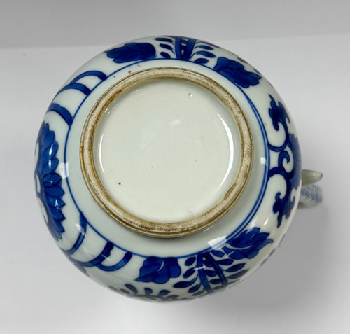 Lot 2 - A Chinese blue and white export porcelain beer jug, Kangxi Emperor (1662-1722)