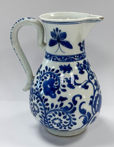 Lot 2 - A Chinese blue and white export porcelain beer jug, Kangxi Emperor (1662-1722)