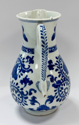 Lot 2 - A Chinese blue and white export porcelain beer jug, Kangxi Emperor (1662-1722)