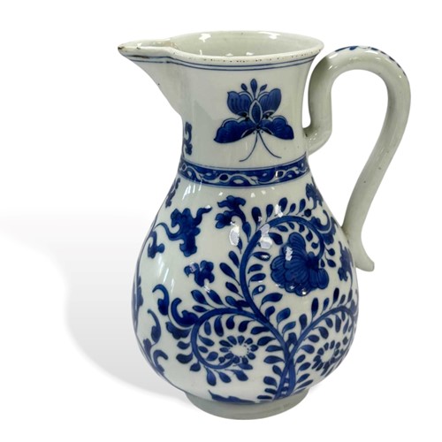 Lot 2 - A Chinese blue and white export porcelain beer jug, Kangxi Emperor (1662-1722)
