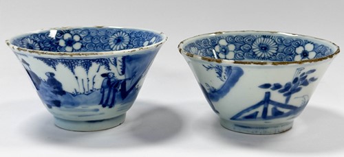 Lot 9 - A near pair of Chinese blue and white porcelain flared circular bowls, Kangxi Emperor (1662-1722)