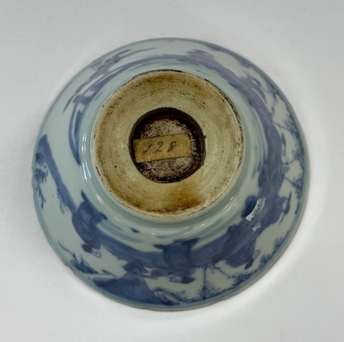 Lot 9 - A near pair of Chinese blue and white porcelain flared circular bowls, Kangxi Emperor (1662-1722)