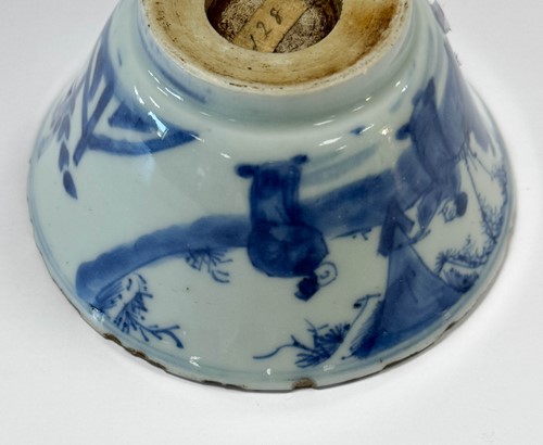 Lot 9 - A near pair of Chinese blue and white porcelain flared circular bowls, Kangxi Emperor (1662-1722)