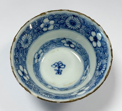 Lot 9 - A near pair of Chinese blue and white porcelain flared circular bowls, Kangxi Emperor (1662-1722)