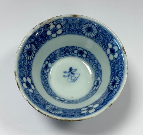 Lot 9 - A near pair of Chinese blue and white porcelain flared circular bowls, Kangxi Emperor (1662-1722)