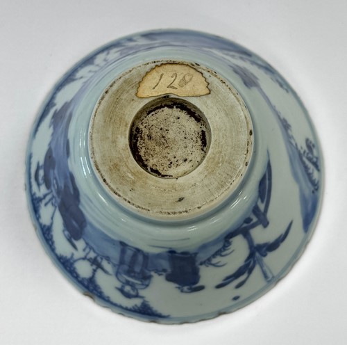 Lot 9 - A near pair of Chinese blue and white porcelain flared circular bowls, Kangxi Emperor (1662-1722)