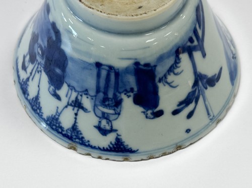 Lot 9 - A near pair of Chinese blue and white porcelain flared circular bowls, Kangxi Emperor (1662-1722)
