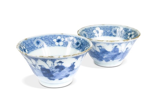 Lot 9 - A near pair of Chinese blue and white porcelain flared circular bowls, Kangxi Emperor (1662-1722)