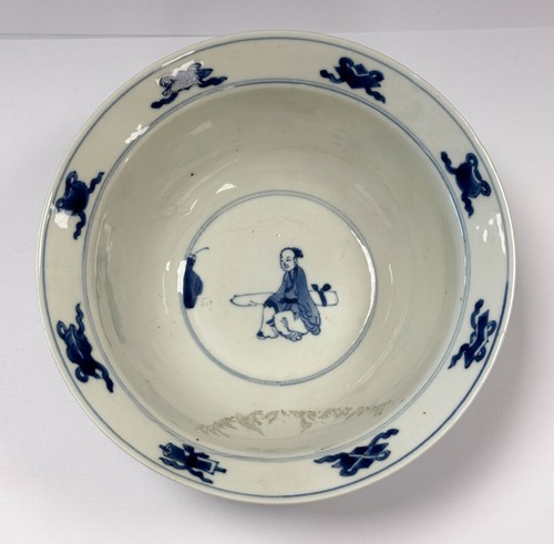 Lot 6 - A Chinese blue and white hunting bowl, Kangxi Emperor (1662-1722)