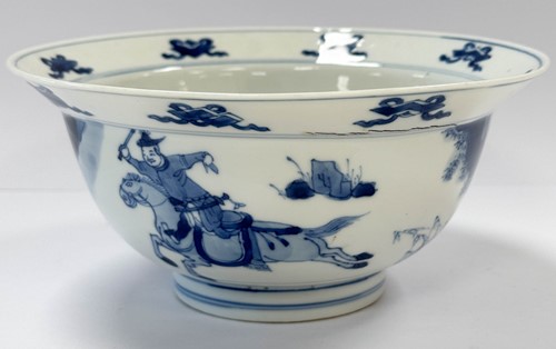 Lot 6 - A Chinese blue and white hunting bowl, Kangxi Emperor (1662-1722)