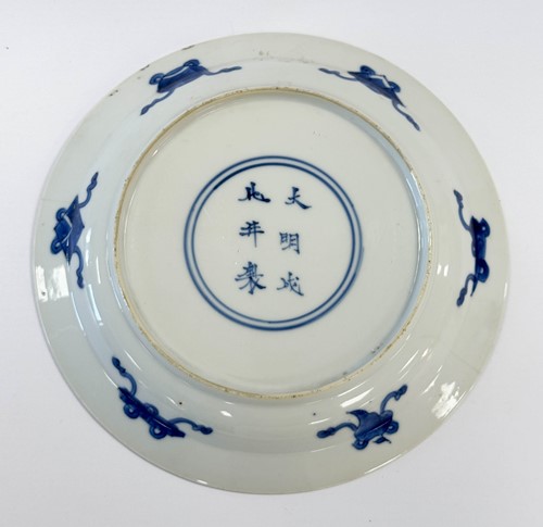 Lot 7 - A Chinese blue and white porcelain small plate, Kangxi Emperor (1662-1722)