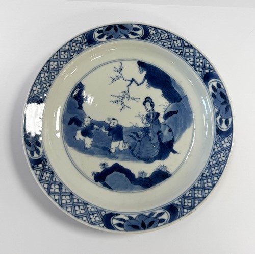 Lot 7 - A Chinese blue and white porcelain small plate, Kangxi Emperor (1662-1722)