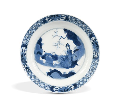 Lot 7 - A Chinese blue and white porcelain small plate, Kangxi Emperor (1662-1722)