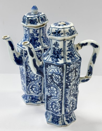 Lot 8 - A pair of Chinese blue and white export porcelain vinegar jugs and covers, Kangxi Emperor (1662-1722)