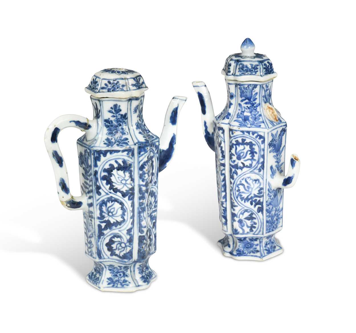 Lot 8 - A pair of Chinese blue and white export porcelain vinegar jugs and covers, Kangxi Emperor (1662-1722)
