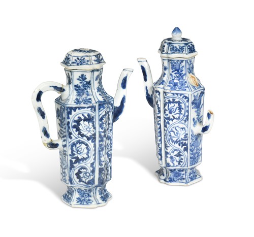 Lot 8 - A pair of Chinese blue and white export porcelain vinegar jugs and covers, Kangxi Emperor (1662-1722)