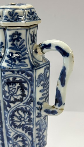 Lot 8 - A pair of Chinese blue and white export porcelain vinegar jugs and covers, Kangxi Emperor (1662-1722)