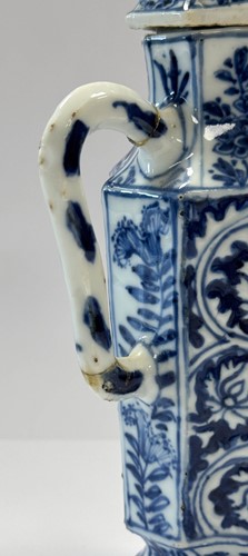 Lot 8 - A pair of Chinese blue and white export porcelain vinegar jugs and covers, Kangxi Emperor (1662-1722)