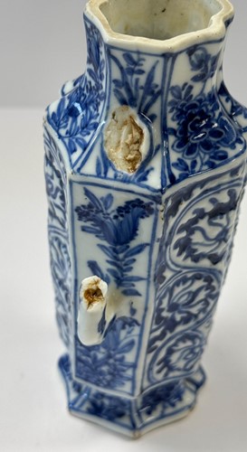 Lot 8 - A pair of Chinese blue and white export porcelain vinegar jugs and covers, Kangxi Emperor (1662-1722)