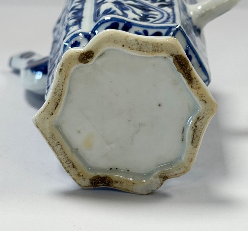 Lot 8 - A pair of Chinese blue and white export porcelain vinegar jugs and covers, Kangxi Emperor (1662-1722)