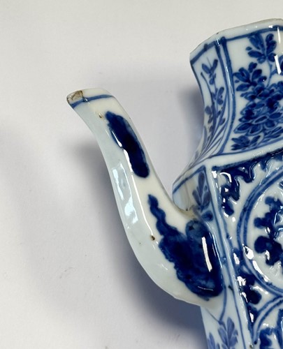 Lot 8 - A pair of Chinese blue and white export porcelain vinegar jugs and covers, Kangxi Emperor (1662-1722)