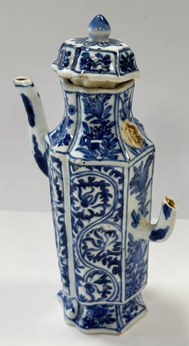 Lot 8 - A pair of Chinese blue and white export porcelain vinegar jugs and covers, Kangxi Emperor (1662-1722)