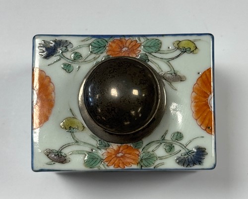 Lot 23 - A Chinese famille verte porcelain tea cannister, Kangxi Emperor, circa 1700