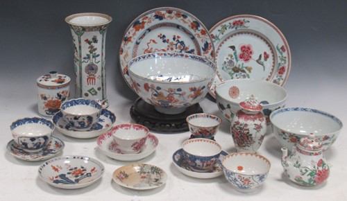 Lot 98 - Imari wares to include a covered cylindrical...