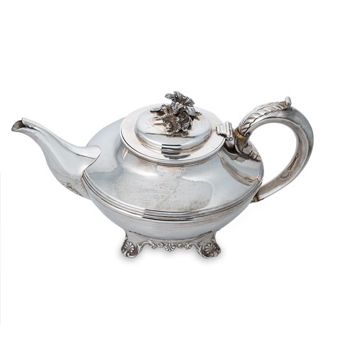 Lot 472 - A William IV silver teapot