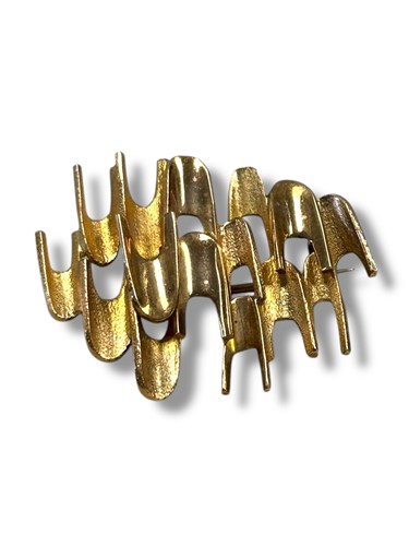Lot 307 - A hallmarked 9ct gold brooch, weight 9.7g