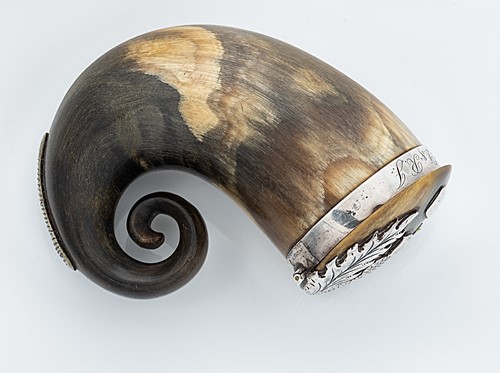 Lot 338 - A 19th century ram's horn snuff mull/vesta case